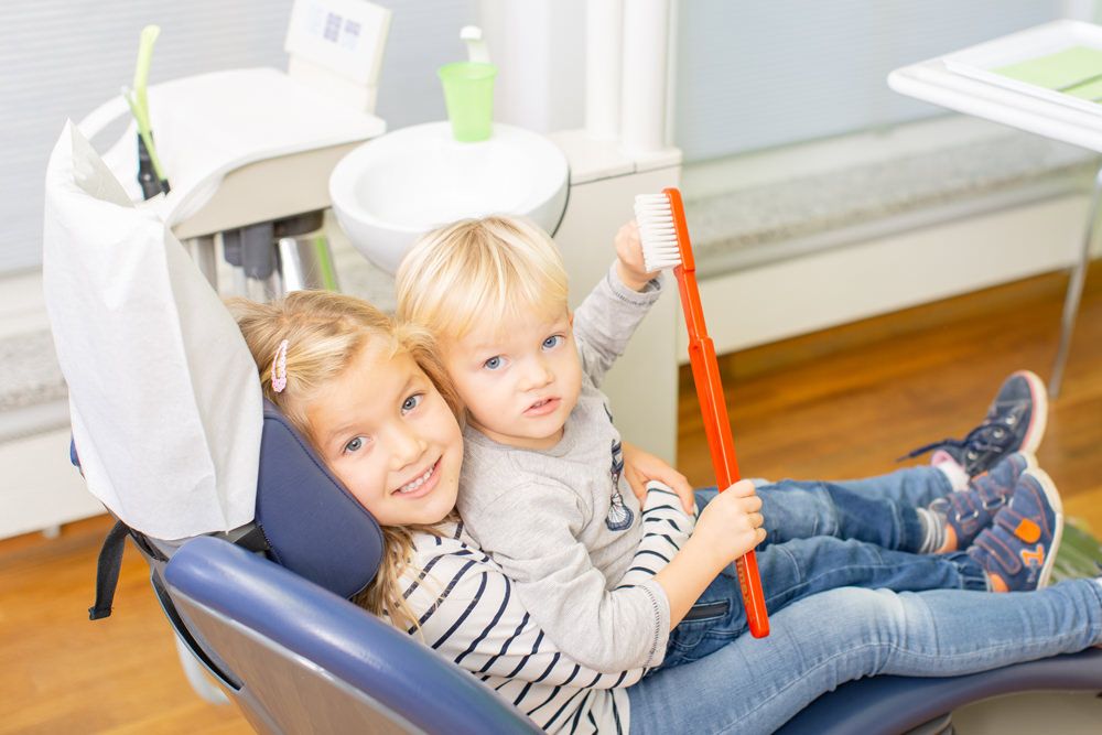Zahnarzt Pfaffenhofen - Dr. Hörauf - Leistungen - zwei Kinder auf dem Behandlungsstuhl
